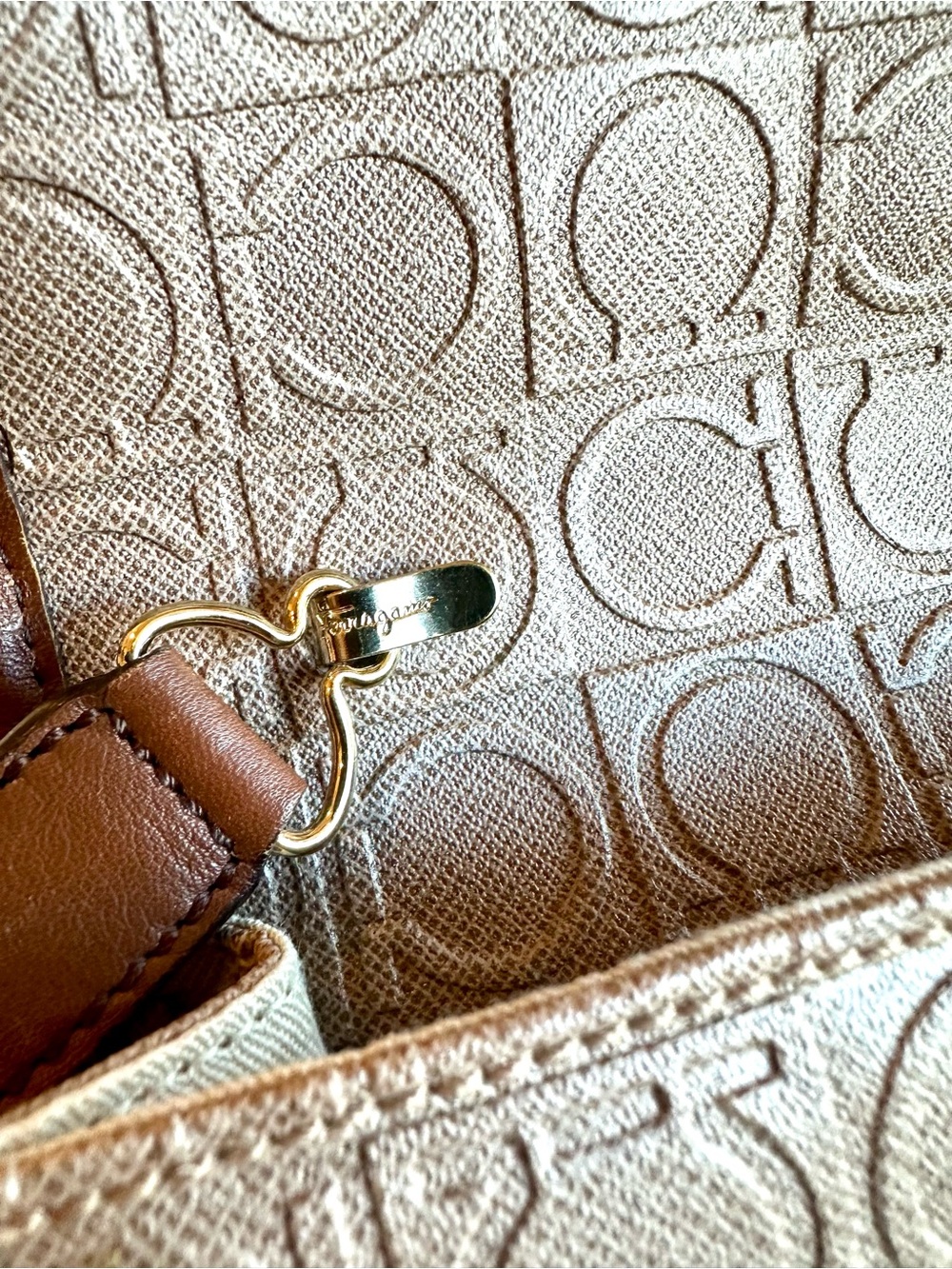 Like NEW! Salvatore Ferragamo Gancini Brown Bag - Converts to a Clutch! - Picture 12 of 16